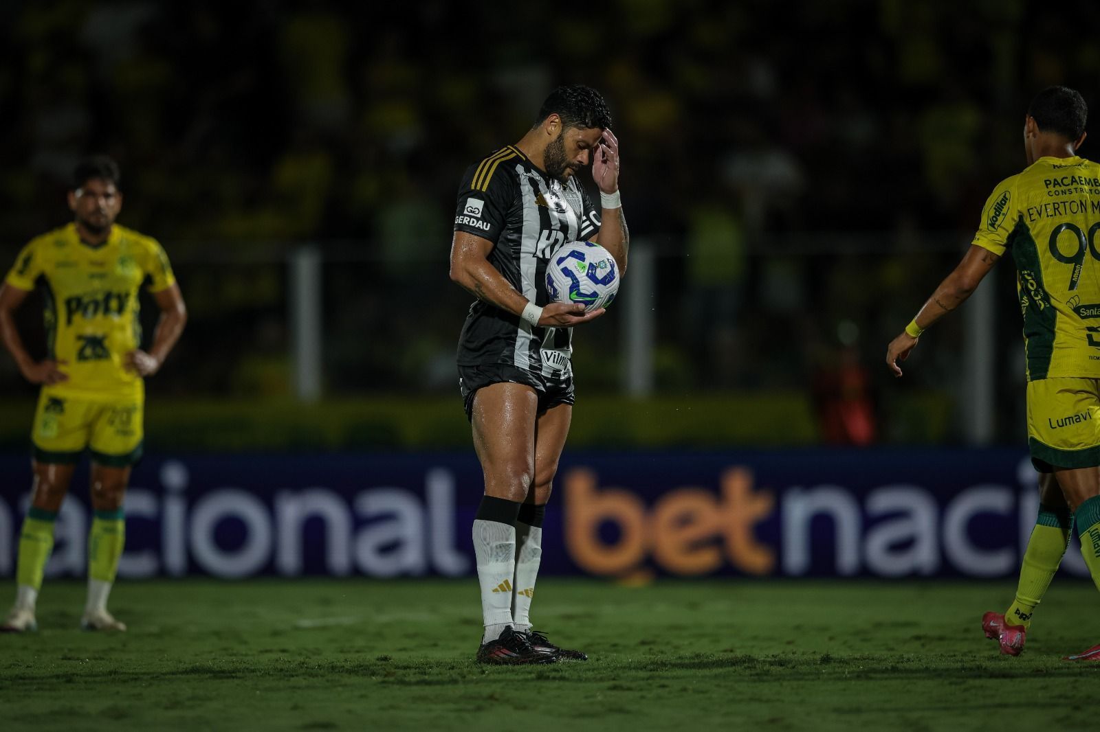 Hulk, do Atlético, desabafa e diz que árbitro se desculpou por cartão amarelo