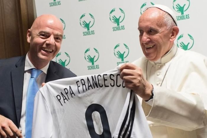 Presidente da Fifa anuncia jogo com lendas do futebol em homenagem ao papa Francisco