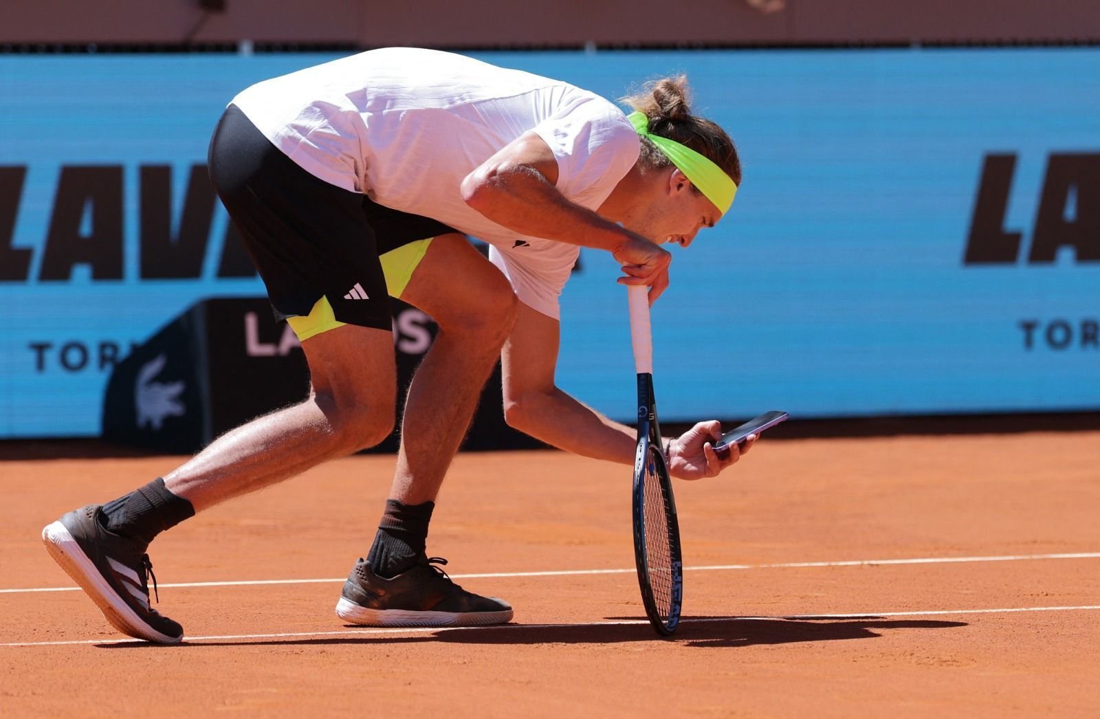 Zverev usa celular para contestar arbitragem e é vaiado em vitória no Masters de Madri