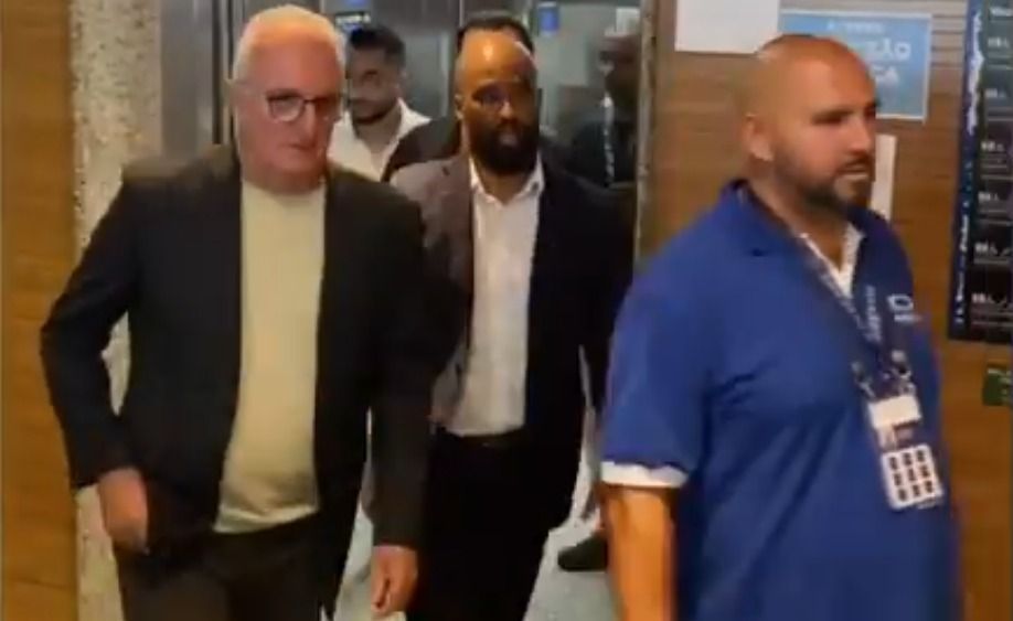 Antes de assinatura, Dorival Júnior vê Corinthians ser massacrado pelo Flamengo