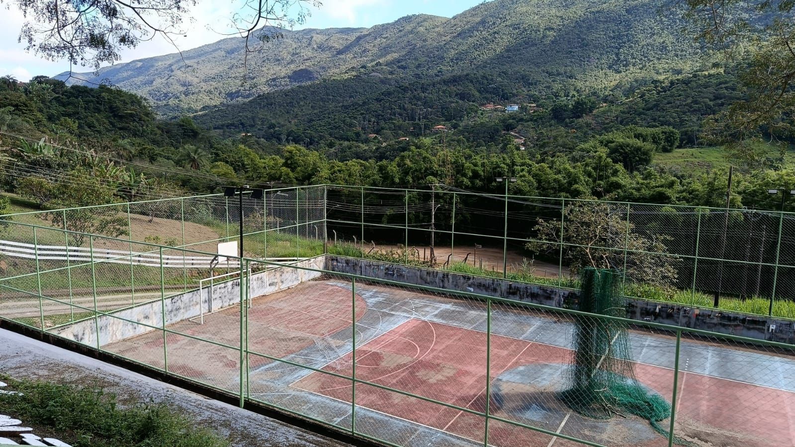 Projeto Brincando na Quadra revitaliza quadra de escola pública em Ouro Preto