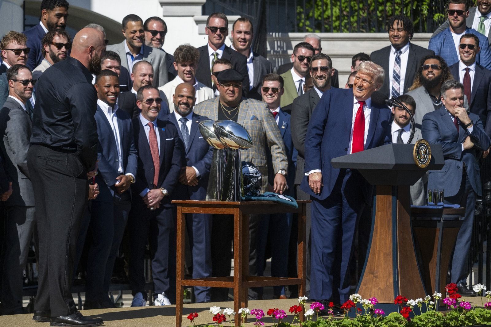 Campeões da NFL, Eagles visitam Trump na Casa Branca; estrelas são ausência