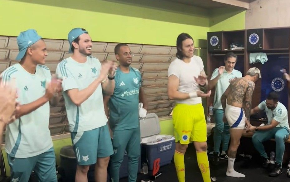 Elenco do Cruzeiro faz homenagem a Cássio após atuação contra o Vasco; assista