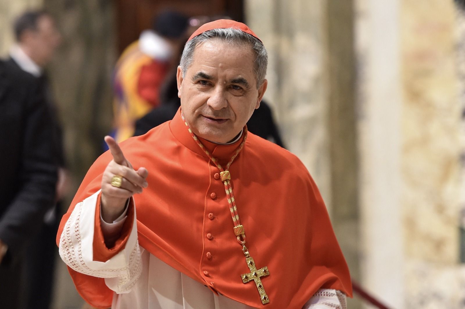 Cardeal italiano condenado por desvios renuncia ao conclave para escolha do papa