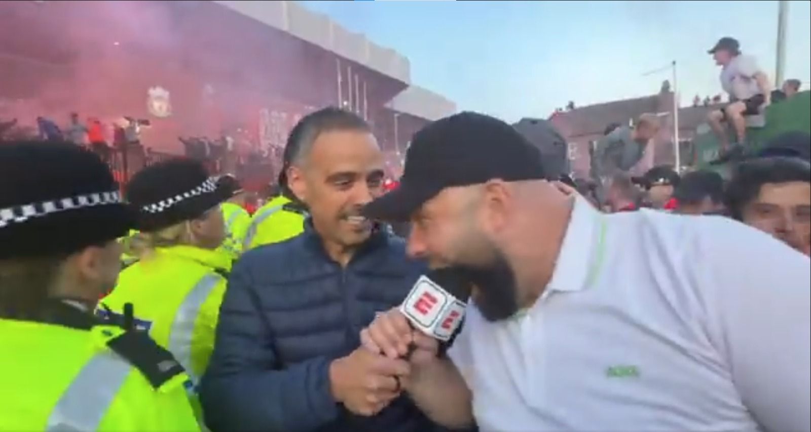 Torcedor ‘engole’ microfone de repórter da ESPN em festa do Liverpool; assista