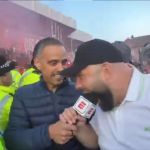 Torcedor ‘engole’ microfone de repórter da ESPN em festa do Liverpool; assista