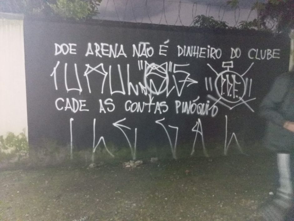 Muros de sede do Corinthians são pichados após reprovação de contas; veja fotos