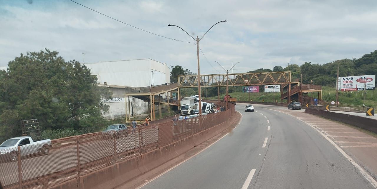 Engavetamentos próximos interditam a BR-381 nos dois sentidos na Grande BH