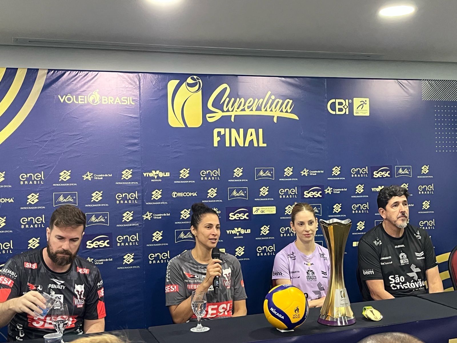 Dani Lins abre o jogo sobre o retorno ao vôlei após retirada de nódulo