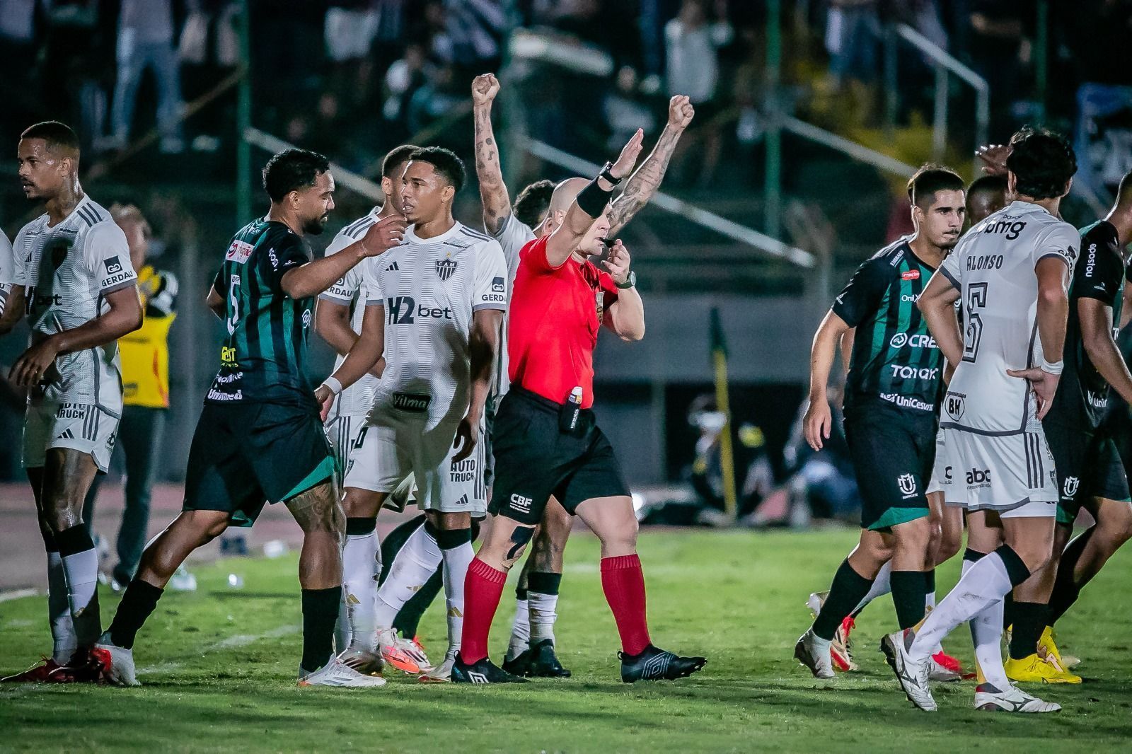 Maringá x Atlético: CBF divulga áudio do VAR de decisão polêmica sobre pênalti