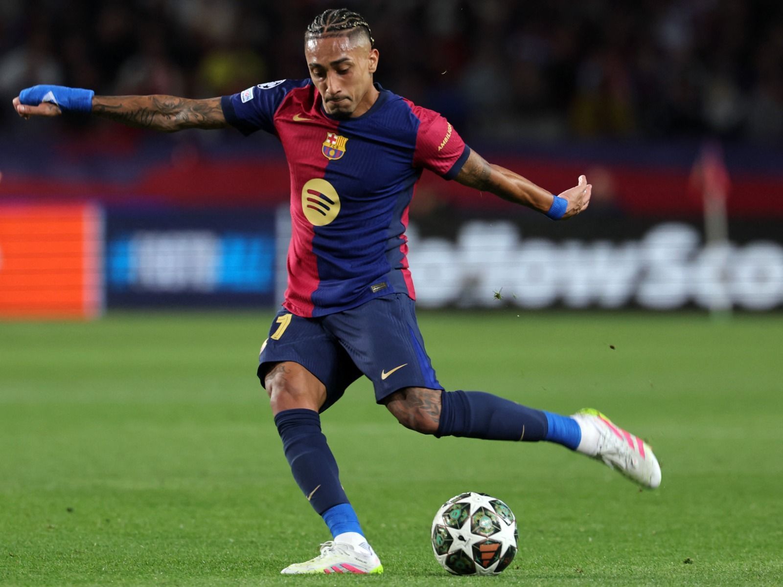 Raphinha faz história no Barcelona e supera recorde de Messi na Champions
