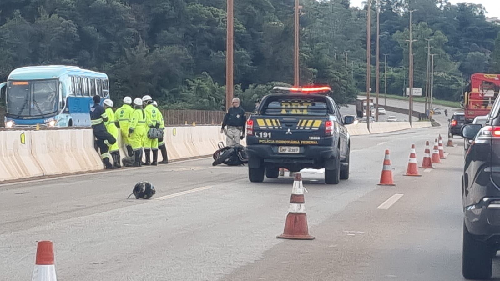 Motociclista morre em acidente no Viaduto da Mutuca, na entrada de BH; há congestionamento no local