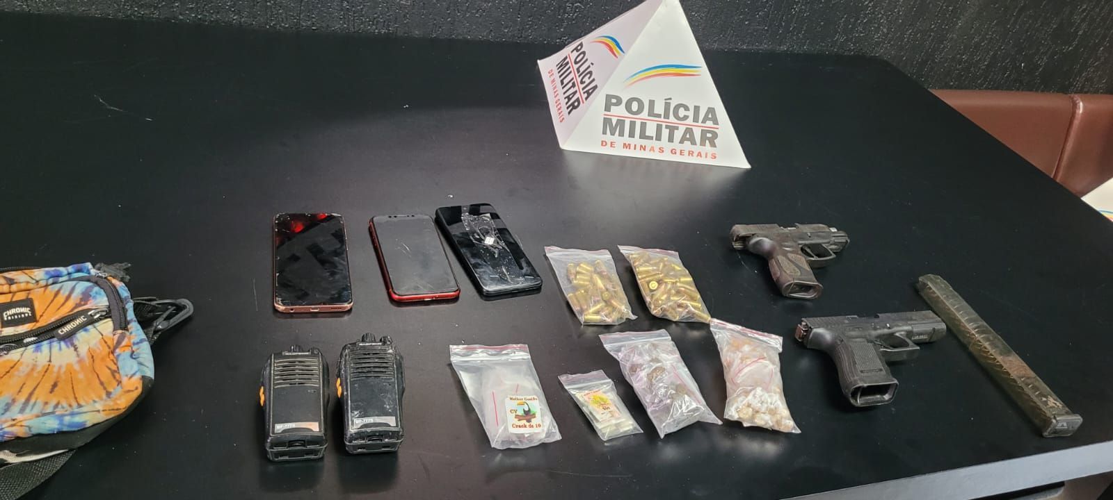 Haxixe, cocaína crack: veja fotos e vídeo das drogas do CV apreendidas no Taquaril