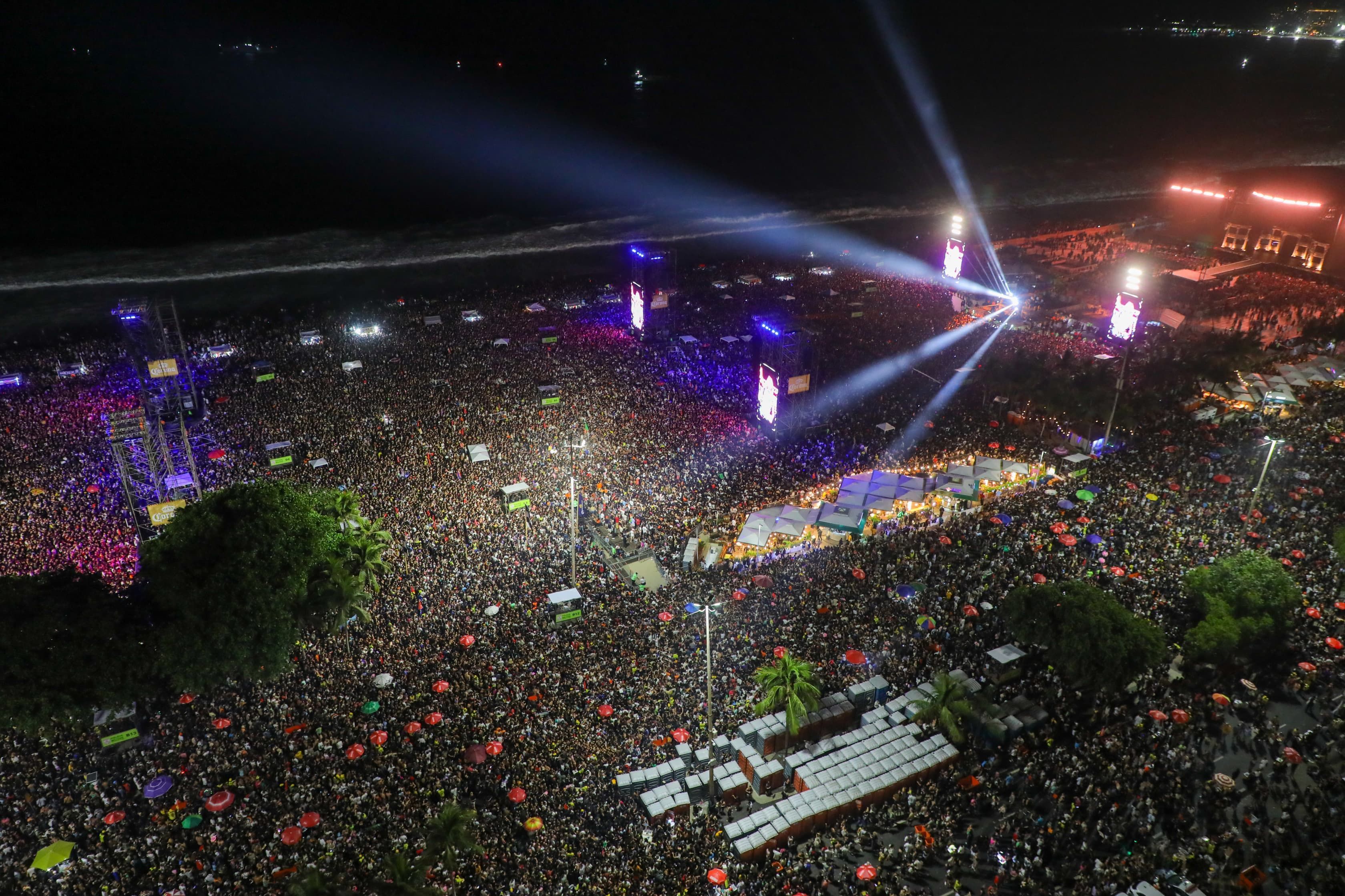 Show de Lady Gaga reúne multidão na Praia de Copacabana, no Rio de Janeiro; veja fotos