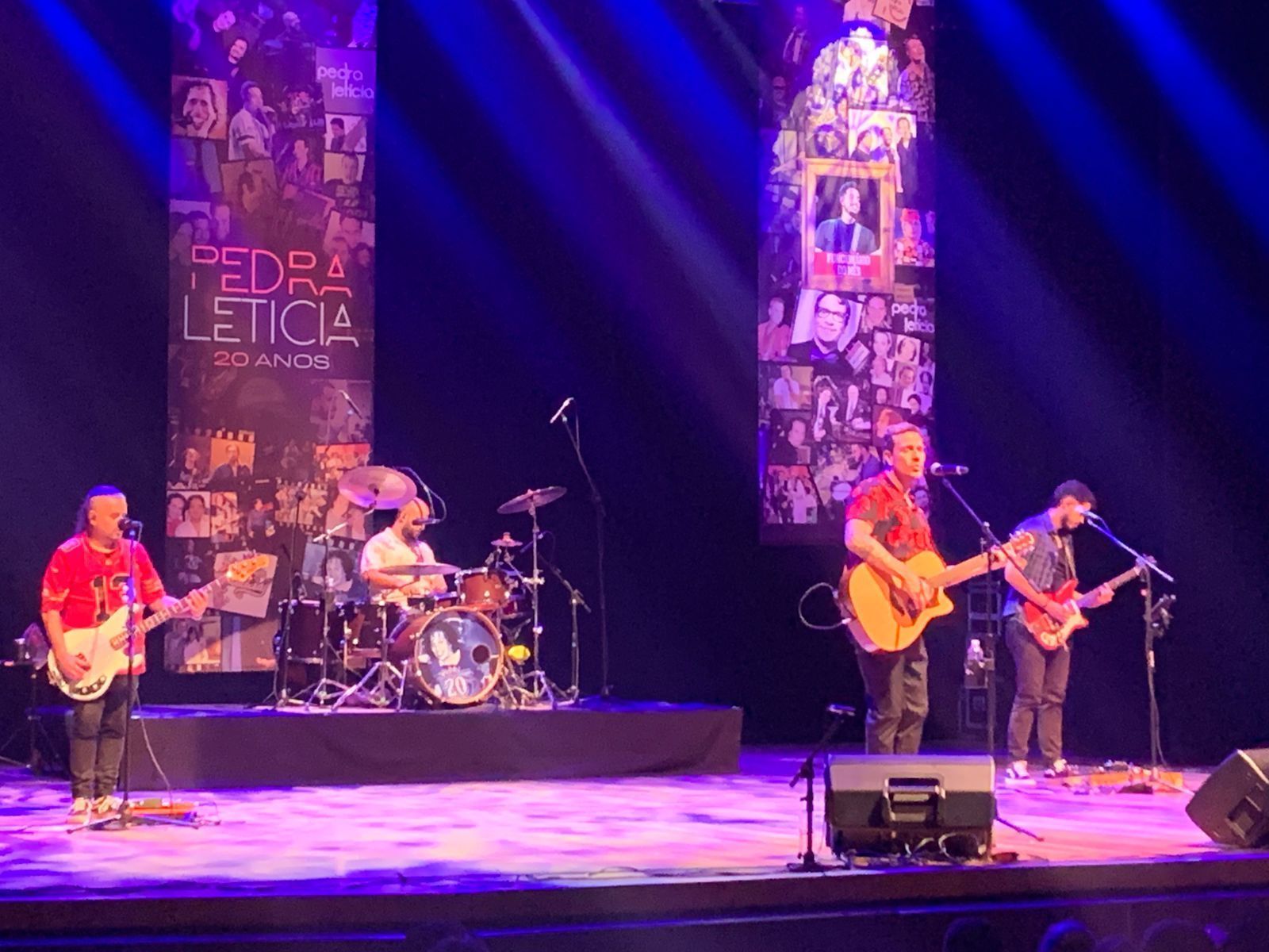 Vocalista do Pedra Letícia fica sem voz, 'pede karaokê' e vai às lágrimas após público de BH 'carregar' o show