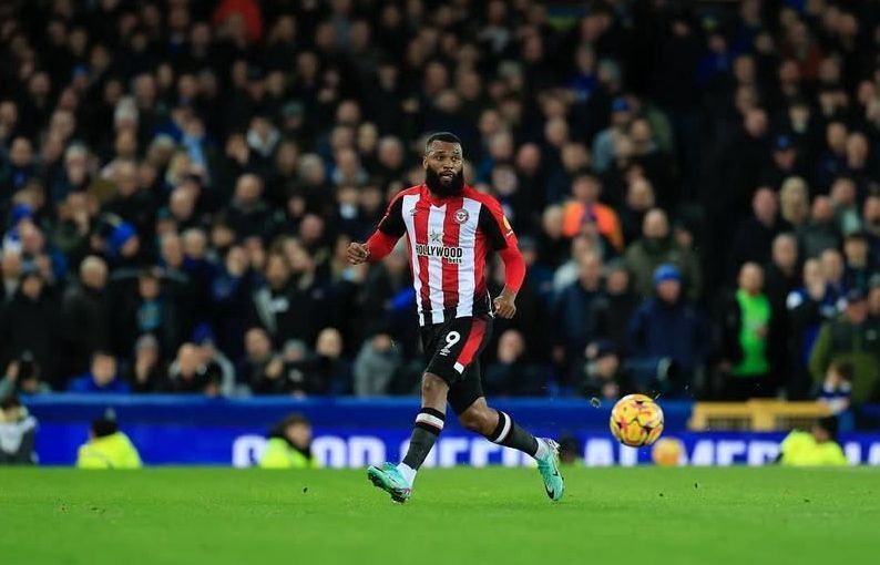 Ex-atacante do Cruzeiro volta a jogar na Premier League após lesão