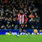 Ex-atacante do Cruzeiro volta a jogar na Premier League após lesão