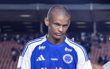 Janderson, do Cruzeiro, durante partida no Parque do Sabiá, em Uberlândia • Gustavo Aleixo/Cruzeiro