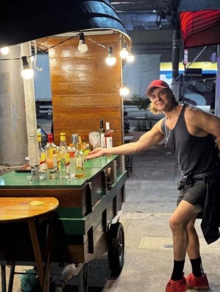 Daniel Erthal e carrinho de bebidas reformado