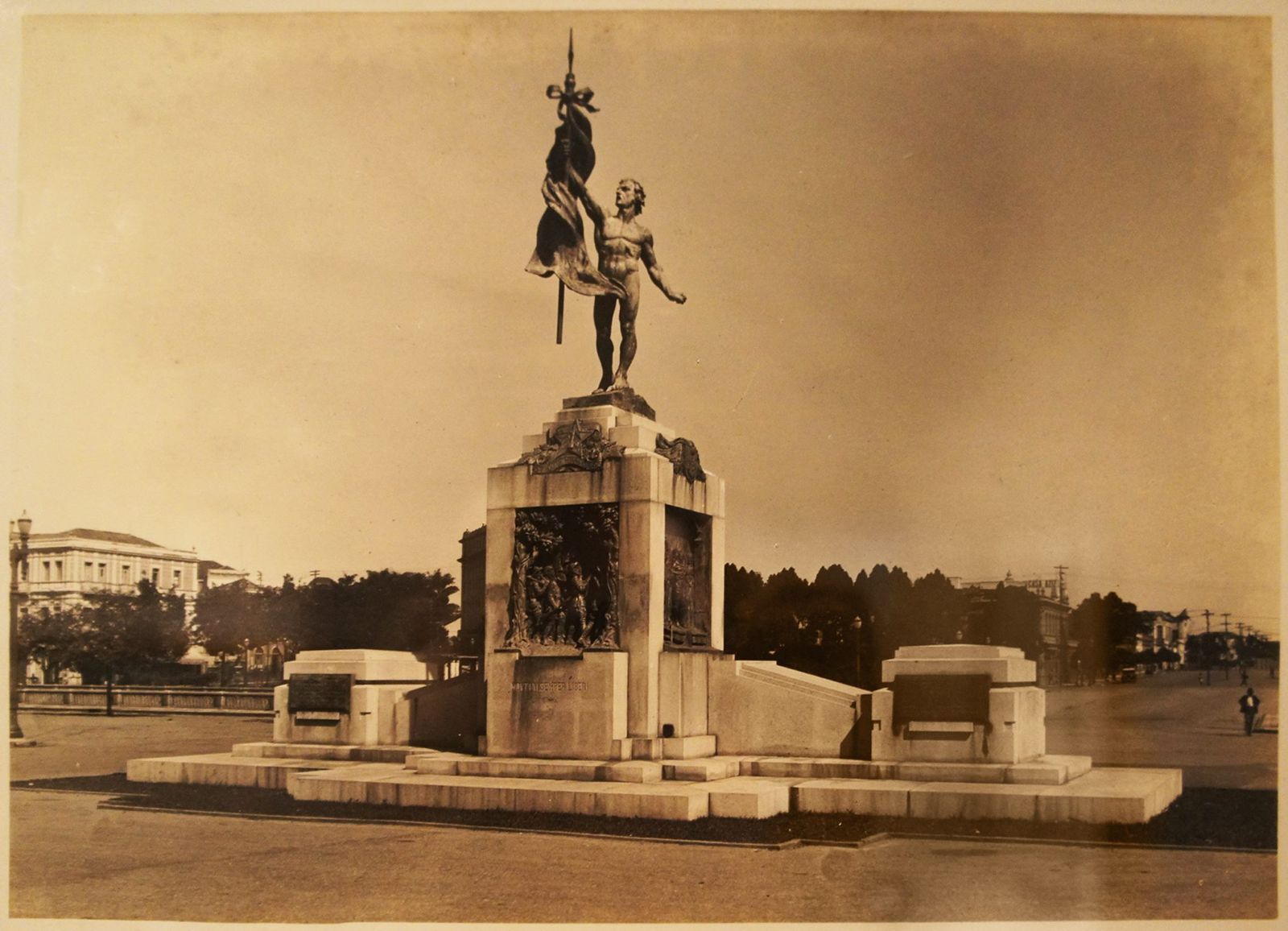 O “Peladão” e a Praça das Ideias: redescobrindo o Monumento à Civilização Mineira