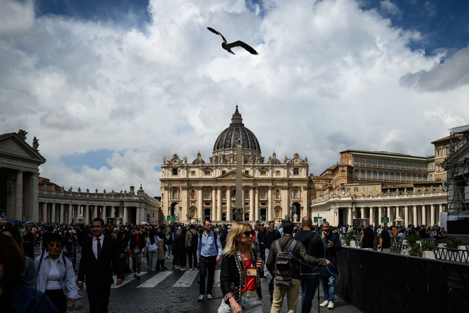 Cardeais se reúnem na Capela Sistina para primeira votação do conclave