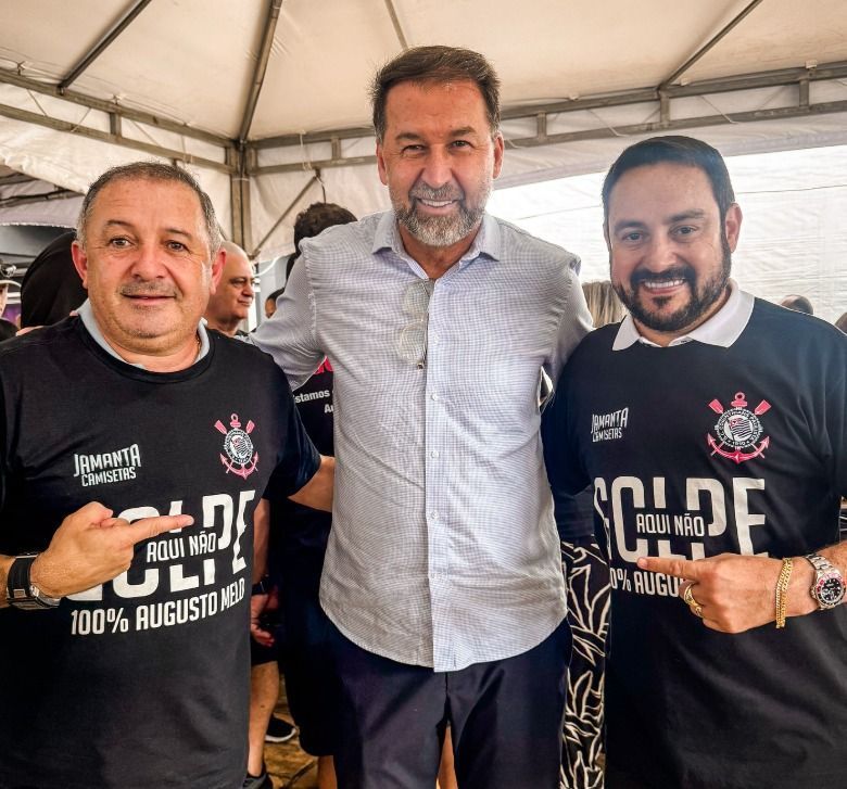 Corinthians assina contrato profissional com meia liberado da base sem jogar