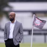 Corinthians estuda contratação de lateral para competir com Matheuzinho