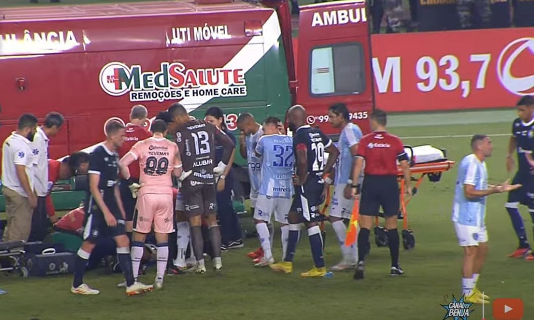 Paysandu x Remo: Jaderson é levado de ambulância após grave choque de cabeça