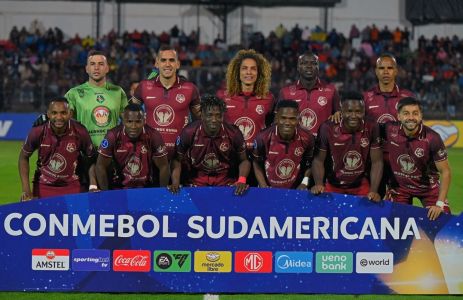Time do Mushuc Runa antes de jogo contra o Cruzeiro pela Copa Sul-Americana