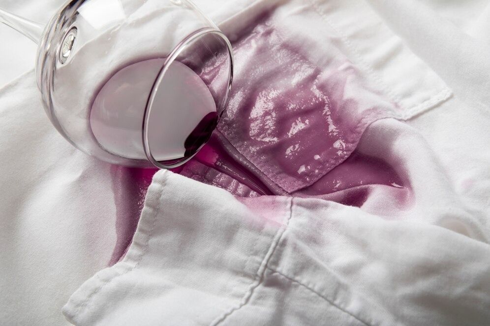Como limpar roupas brancas manchadas de vinho tinto: confira seis dicas infalíveis