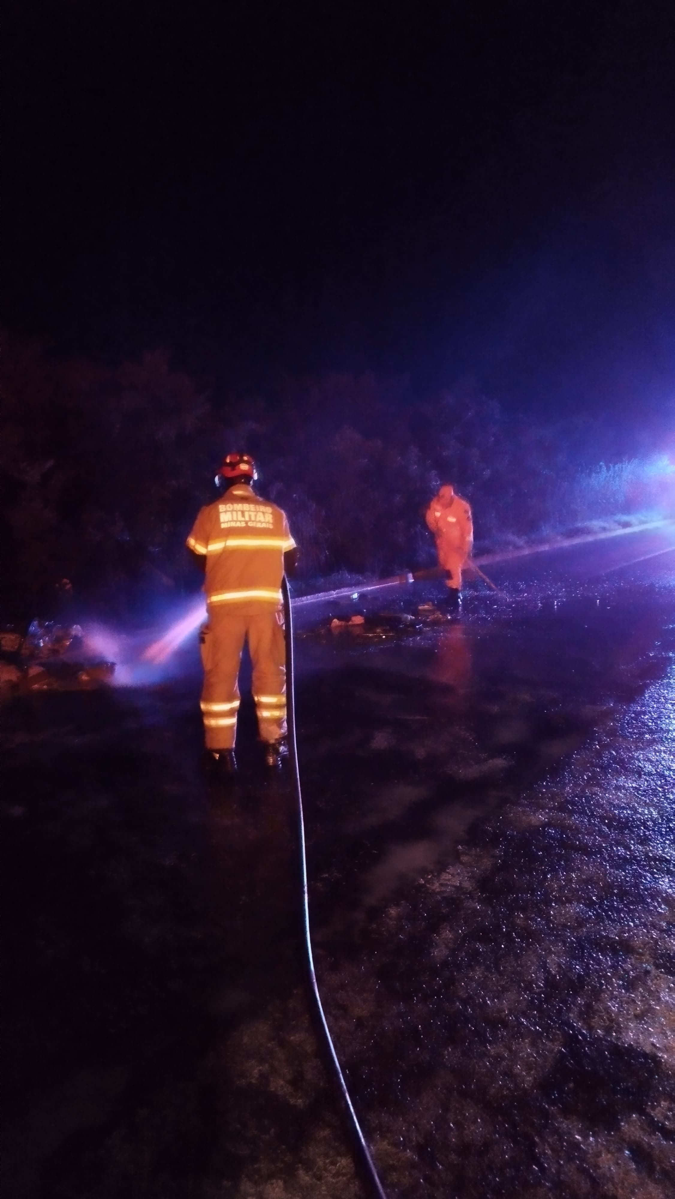 Colisão entre carretas causa incêndio e fecha pistas da BR-251