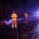 Colisão entre carretas causa incêndio e fecha pistas da BR-251