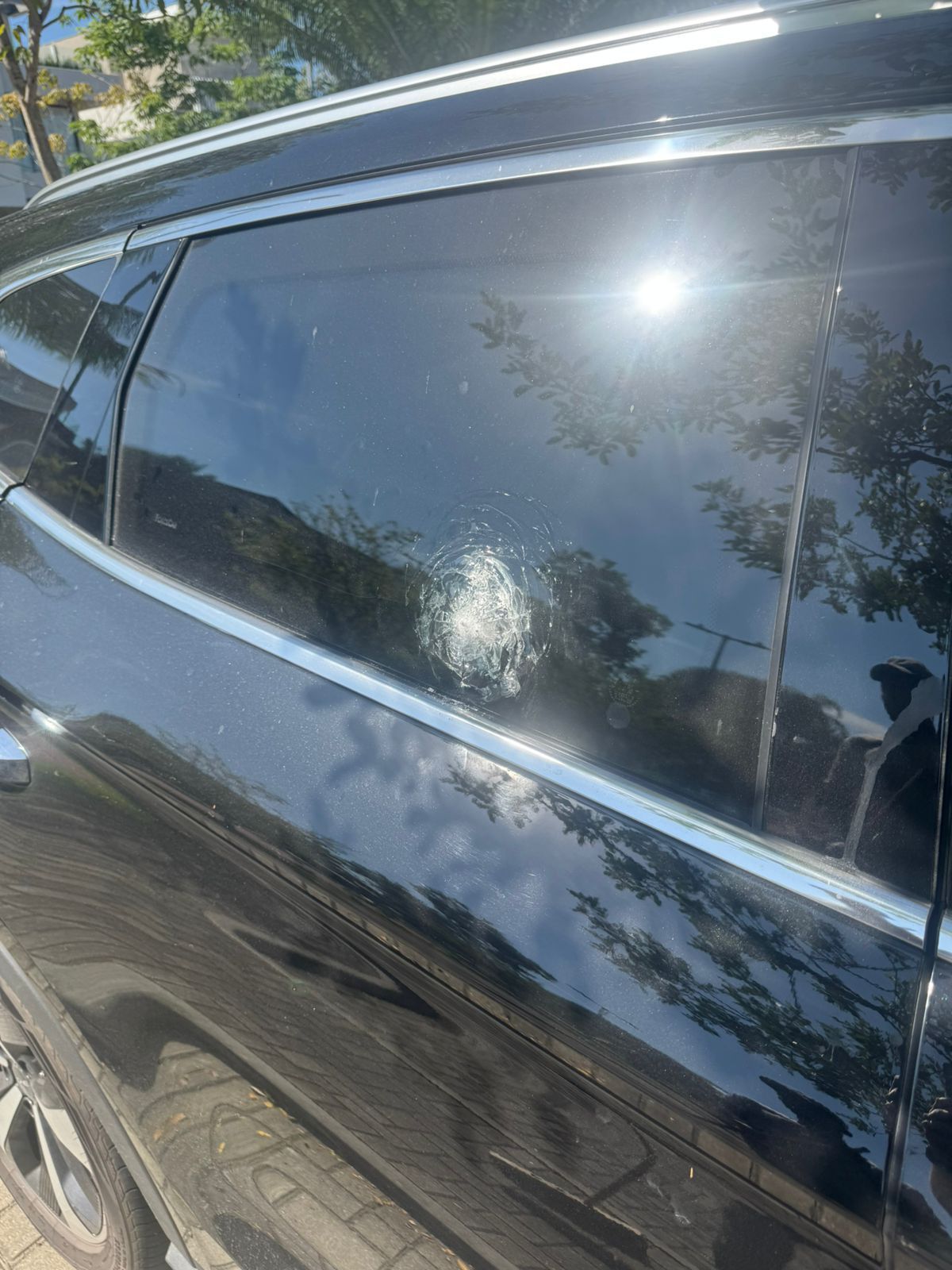 Veja como ficou o carro de Rossi, do Flamengo, alvejado por tiros no Rio