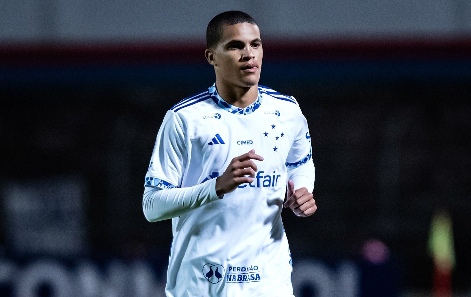 Promessa de 16 anos reage à estreia como profissional pelo Cruzeiro