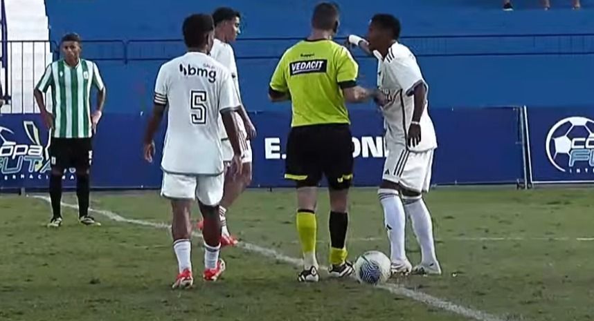 Atleta do Atlético Sub-17 é alvo de ofensa racista em jogo contra uruguaios; clube repudia