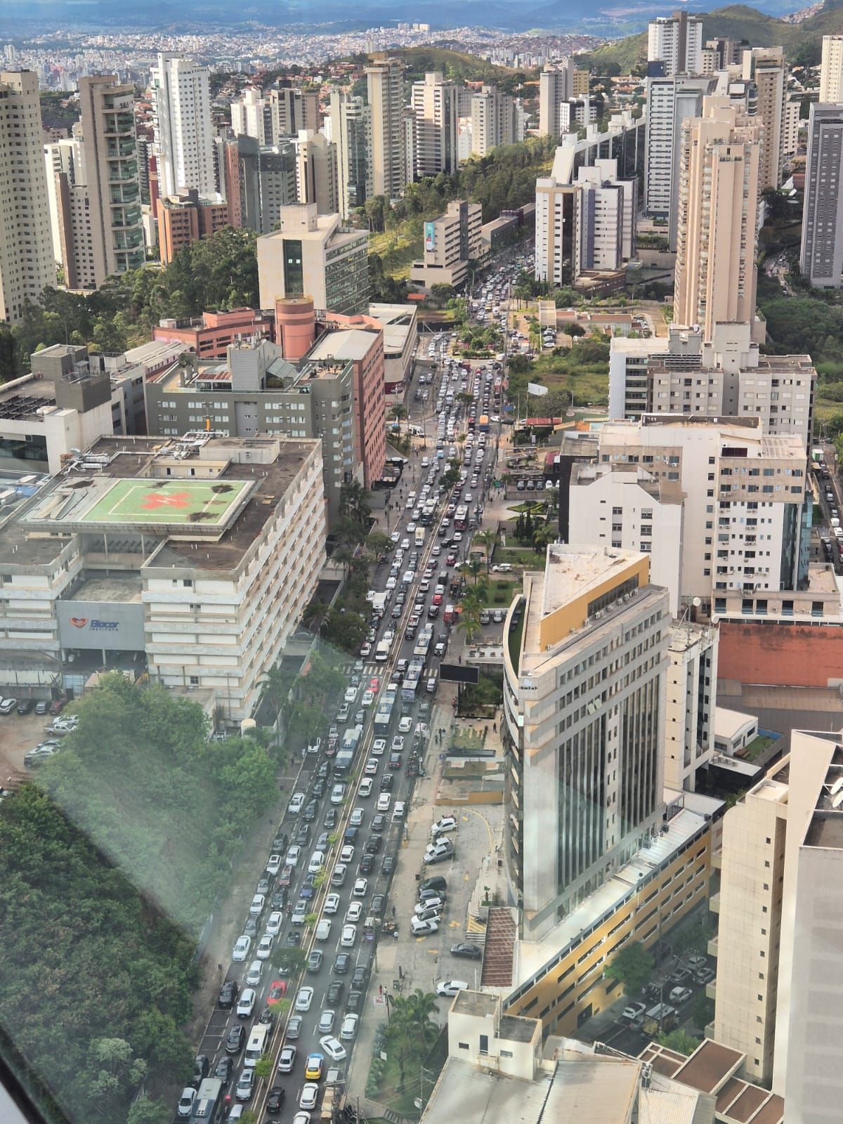 Caminhão com defeito e acidente travam o trânsito na região entre BH e Nova Lima