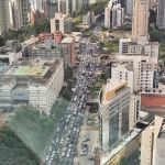 Caminhão com defeito e acidente travam o trânsito na região entre BH e Nova Lima
