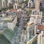 Caminhão com defeito e acidente travam o trânsito na região entre BH e Nova Lima