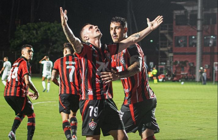Ex-Cruzeiro decide para o Vitória em triunfo diante do Vasco