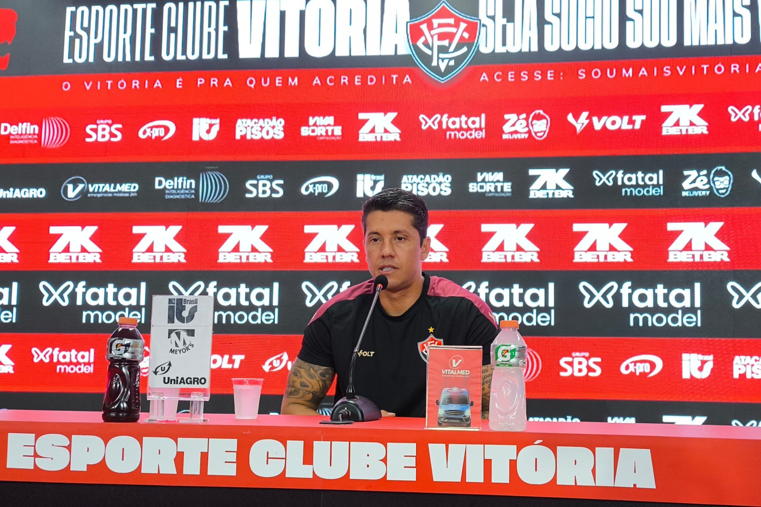 Após expulsão de Matheuzinho, Carpini cobra meia do Vitória: 'Vai ser punido'