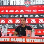 Após expulsão de Matheuzinho, Carpini cobra meia do Vitória: 'Vai ser punido'