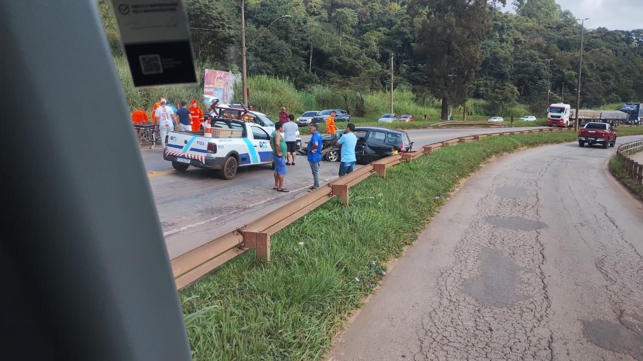 Carros batem de frente na BR-040 em Conselheiro Lafaiete e pista fica interditada