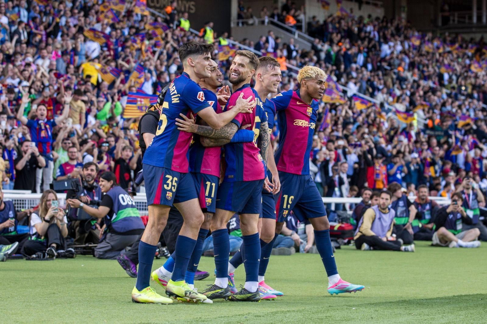 Mbappé faz hat-trick, mas Barcelona vira sobre Real Madrid e fica perto do título