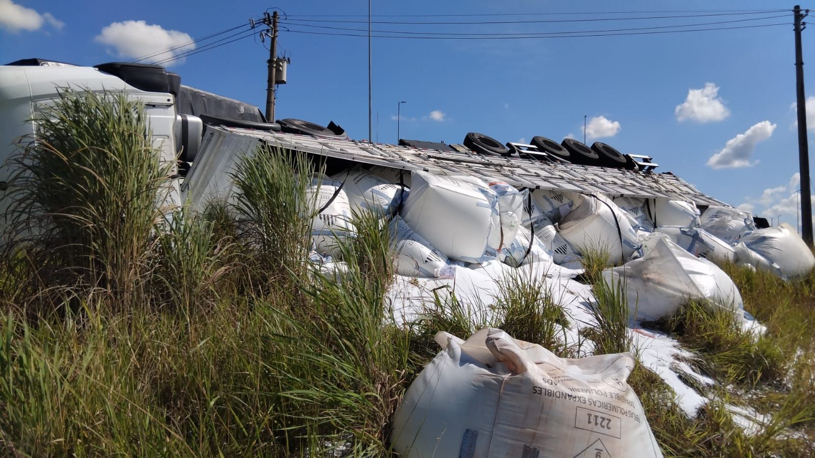 Carreta tomba na alça de acesso à BR-040 em Contagem