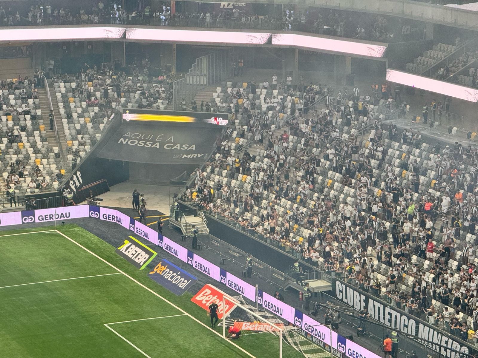 Torcedor do Atlético é preso após soltar bomba em arquibancada da Arena MRV