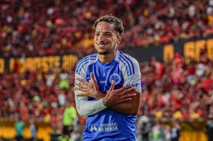 Matheus Pereira anotou dois gols na vitória do Cruzeiro sobre o Sport, neste domingo (11)