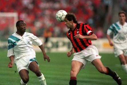 Abedi Pele (Marselha) e Baresi (Milan) na final da Champions League em 1993