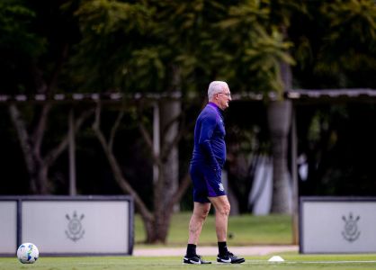 Dorival Júnior acumula duas vitórias, um empate e uma derrota pelo Corinthians