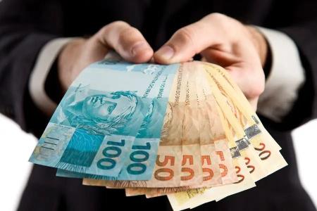 Embrulhar dinheiro em papel alumínio: por que é recomendado e para que serve