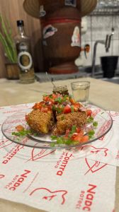 O prato do 'Boteco Nada Contra': "molotov de rabada", um disco de mandioca recheado com um ragu de rabada, acompanhado de um vinagrete picante